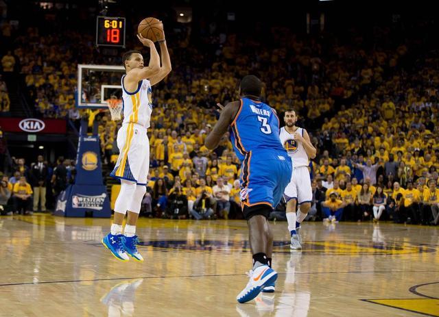 掘金约基奇三双末节爆发（约基奇三双引领掘金末节发力）