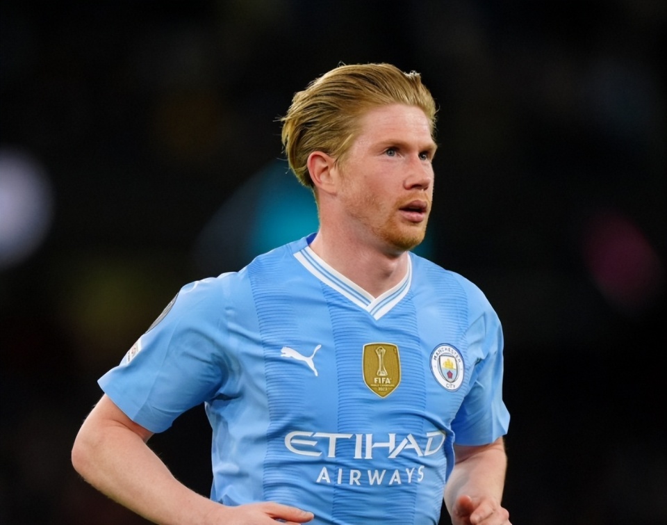 维尼修斯和阿森纳U16球员合影，2米法国门将抢镜（维尼修斯与阿森纳U16合影，2米法国门将抢尽风头）