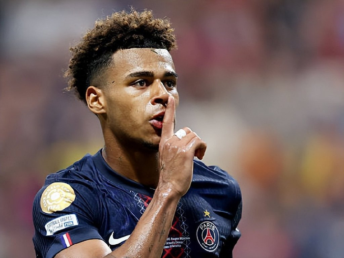 詹姆斯篮板抢断关键时刻锁定胜局（詹姆斯关键时刻抢板断球，锁定胜利）