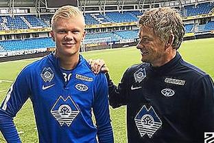 狼队14轮仅积2分排名英超垫底，上赛季曾双杀曼联（从双杀曼联到14轮仅2分：狼队跌至英超末席）