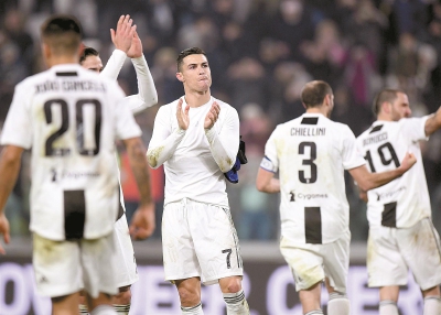 世体：巴萨球员首次踏上新诺坎普的草坪，进行训练并合影留念（世体：巴萨将士首度踏上新诺坎普草皮，开展训练并合影纪念）