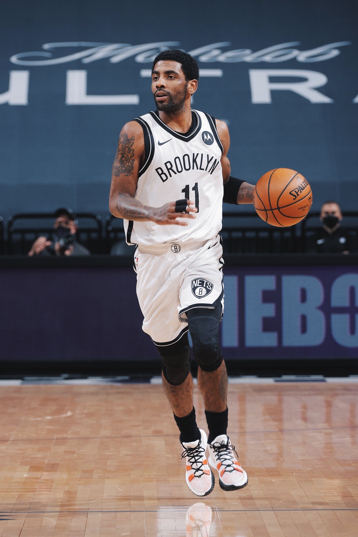 名记：字母最近向队友强调专注篮球的重要性，别被外界声音干扰（名记：字母哥近日提醒队友把心思放在篮球上，勿被外界杂音分心）