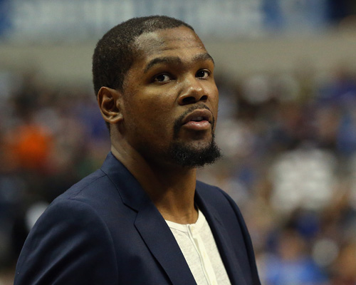 里夫斯：詹姆斯作为最伟大的球员，愿意为了正确选择牺牲自己（里夫斯：作为史上最伟大的球员，詹姆斯愿为正确选择牺牲自我）