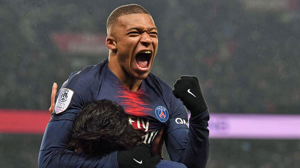 惨败国安后亚泰球员贺一然被自家球迷辱骂，他做出手势回击（惨负国安后，亚泰球员贺一然遭本队球迷辱骂，以手势回敬）