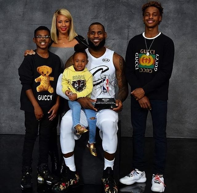 这队的高位逼抢太窒息了（这支球队的前场压迫让人喘不过气）