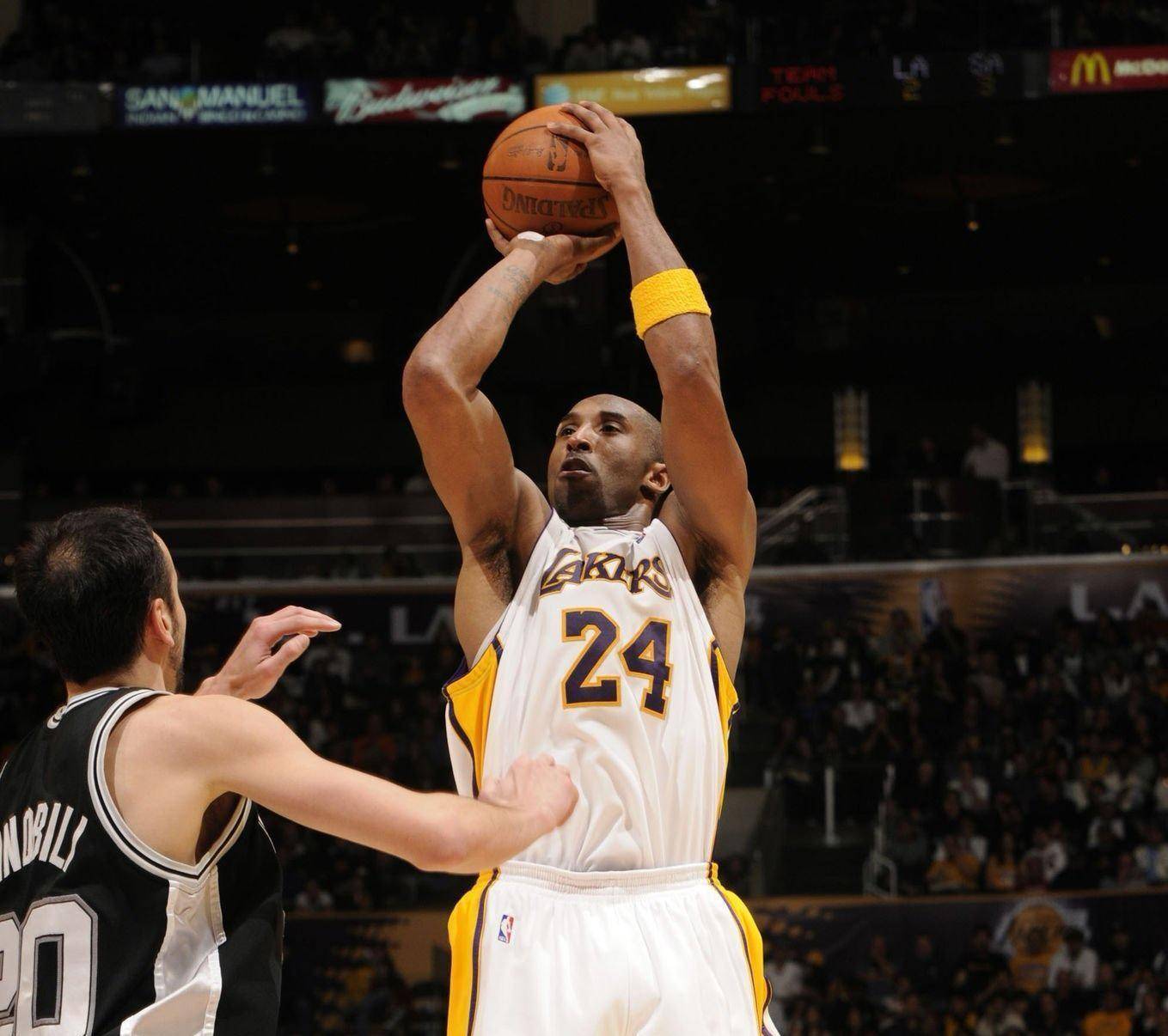 湖人浓眉哥篮下统治力助球队获胜（浓眉内线统治带领湖人取胜）