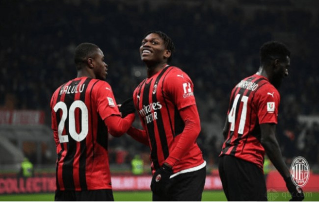 里维拉：10号位球员已经消失；莱奥非常出色应该让他安静踢球（里维拉：传统10号已成过去；莱奥表现出众，应让他安静踢球）