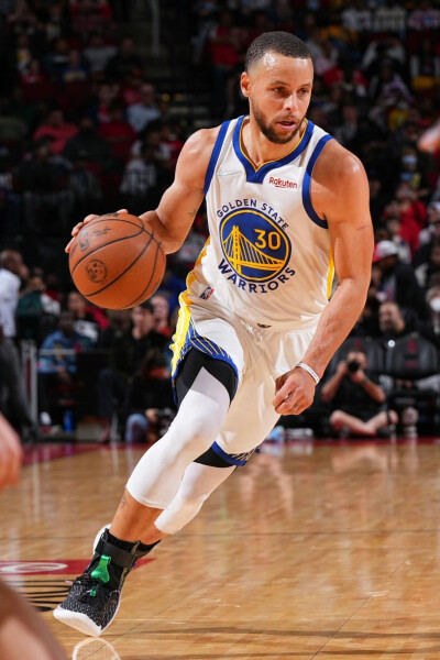 雄鹿大胜彰显强队底蕴（雄鹿强势取胜展现豪门底蕴）