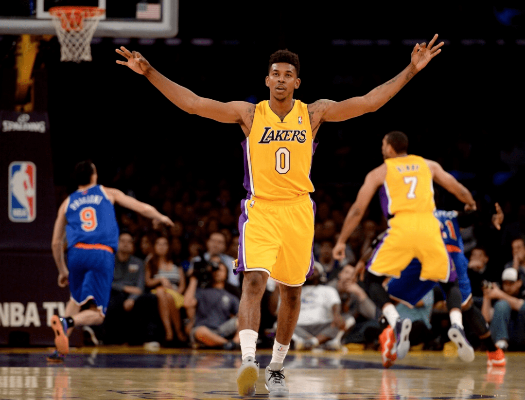 摄像机记录姆巴佩场上语言：向裁判索要解释、让贝林进行压迫（镜头捕捉姆巴佩场上交流：向裁判要解释，指挥贝林前场施压）