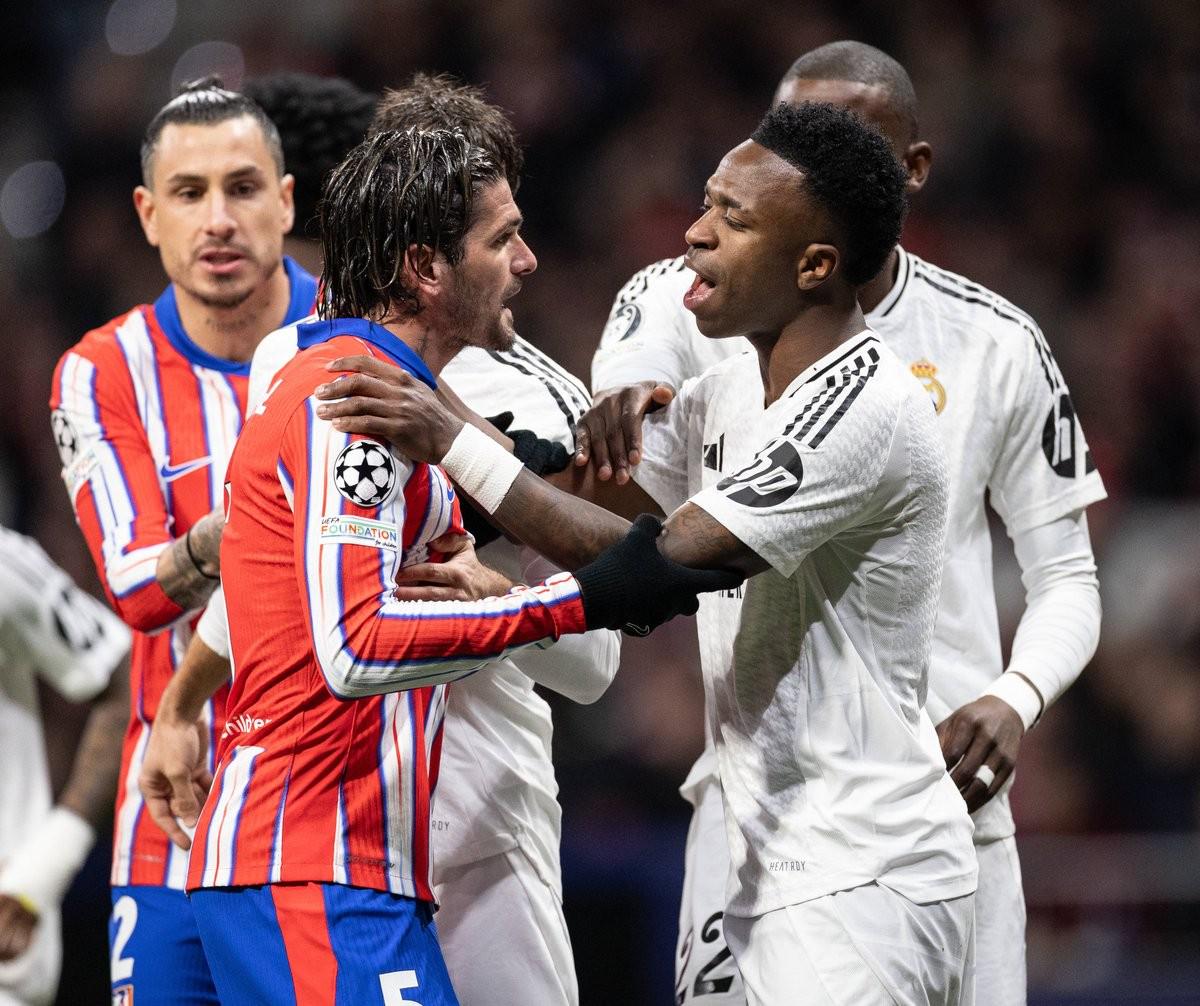 公牛半场三分13中3，吉迪10+5+5咬住比分（公牛半场外线手冷13投3中，吉迪10分5板5助紧咬比分）