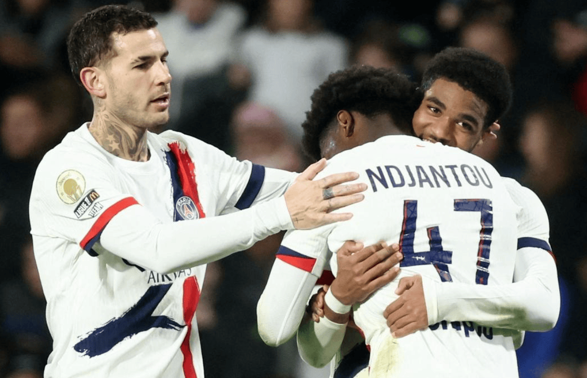 刘军帅晒海牛队与远征军合照：又在末轮完成目标，祝未来可期（刘军帅晒海牛队与远征军合影：再度在末轮达成目标，愿前路可期）