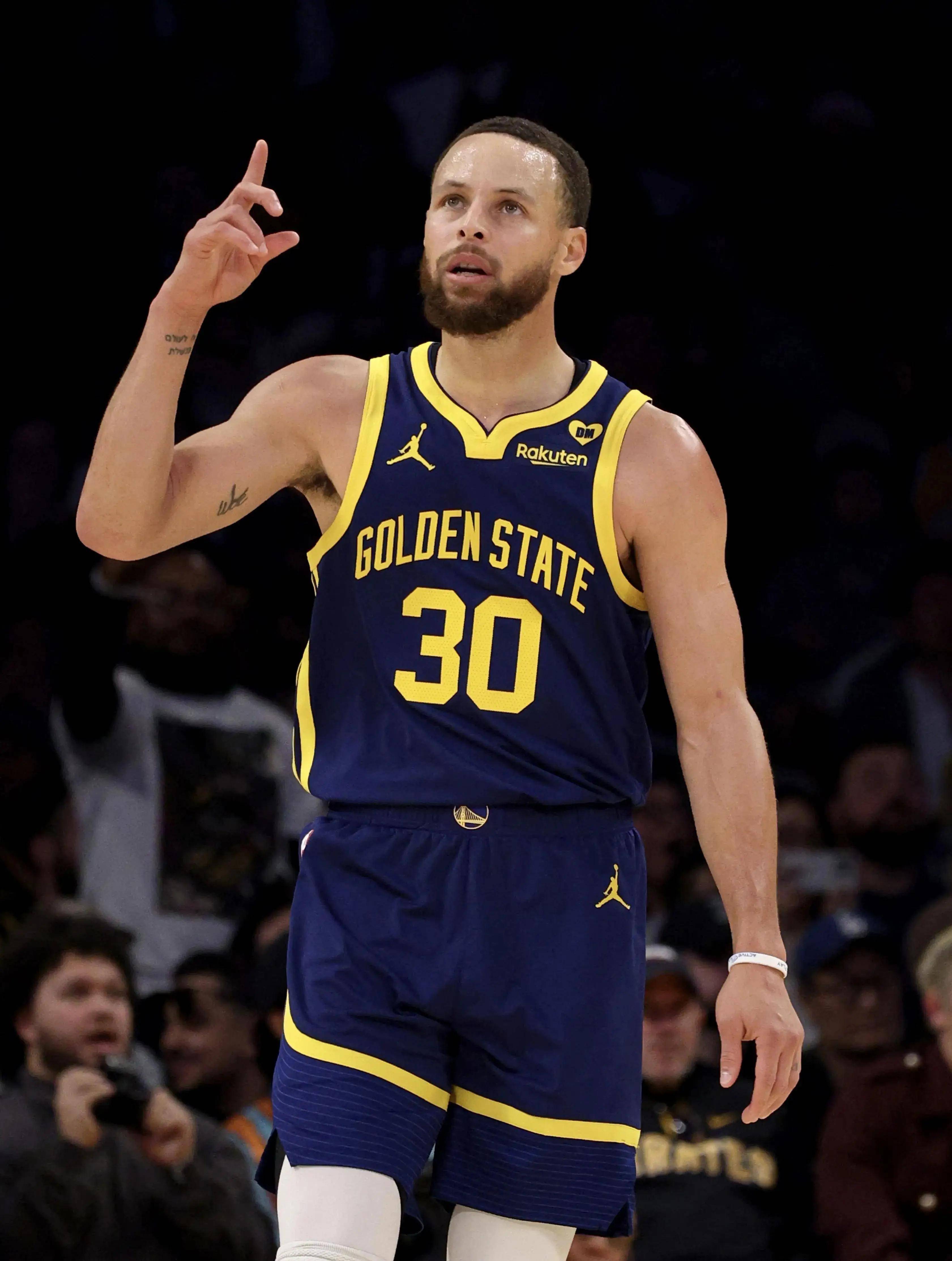 三代校友聚绿茵 上海交大的这一场校友足球赛乐趣多（三代校友齐聚绿茵，上海交大这场足球赛趣味十足）